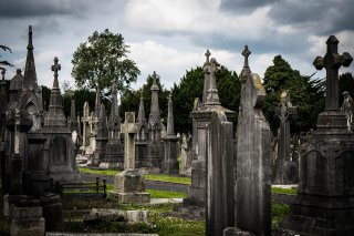 Droit funéraire - délais d'inhumation et de crémation - plaques de cercueil - scellement des cercueils